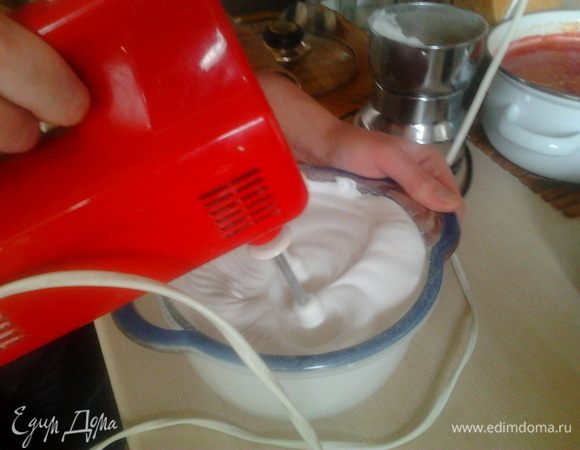 Растворить желатин на водяной бане. Тщательно взбить белки с сахарной пудрой и тоненькой струйкой влить желатин, взбивая миксером на большой скорости