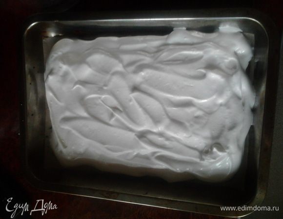 Выложить белковую смесь на слой застывшего шоколада 