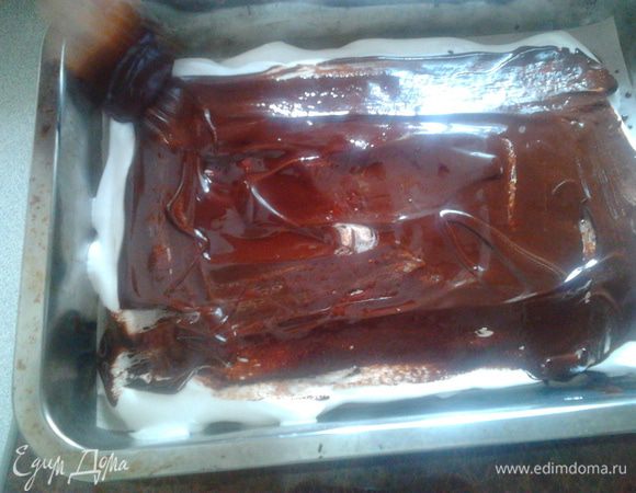 Сверху выложить слой растопленного шоколада.