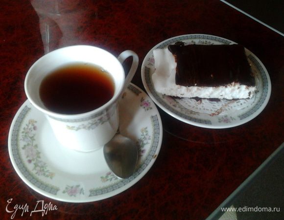 Снова поставить в холодильник до полного застывания. Через 20-30 минут можно пить чай.