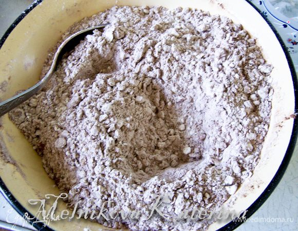 Тем временем приготовить тесто. Для этого сперва смешать для теста все сухие ингредиенты: муку, овсяные хлопья, сахар, разрыхлитель, какао. 
