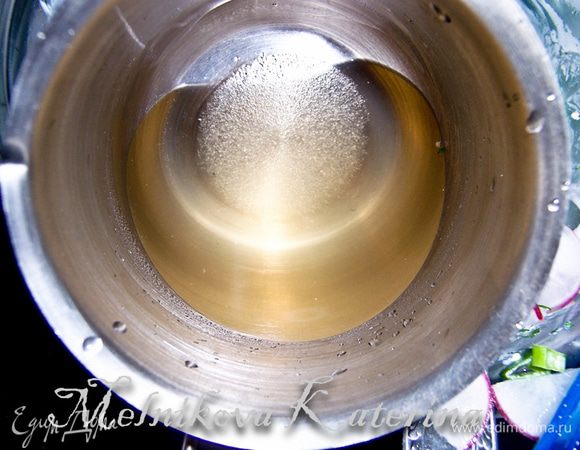 Сперва необходимо сварить сироп, который будет использоваться в тесте. Для этого взять 2 ст.л. сахара с горкой и залить 50 мл. воды. Поставить на плиту и помешивая варить до растворения сахара. Охладить (я поставила сироп в емкость с холодной водой). 