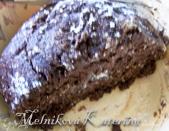 Замесить тесто. Затем добавляя понемногу сироп, продолжать вымешивать. Сперва тесто будет сухое, но с добавлением сиропа станет более влажным. Рекомендую делать углубление в тесте и туда наливать сироп. У меня сироп израсходовался не весь, нужно смотреть по консистенции теста. Оно должно быть в меру влажным, но не приставать к рукам, чтобы не было желания добавить муки. 