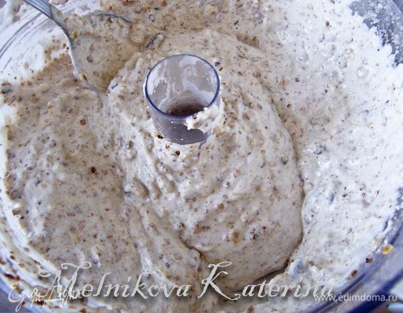 Взбить белки в пену. Затем добавляя по чайной ложке сахар, взбить до крепких пиков. Добавить ванильный сахар. К готовым взбитым белкам добавить поджаренные хлопья, орехи, изюм и все перемешать. 