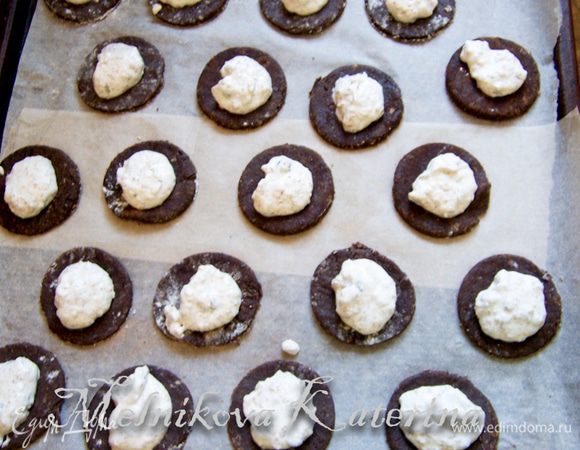 Выложить столовой ложкой на каждый кружок в середину начинку. 