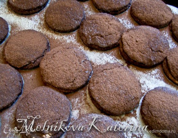 Присыпать талеры какао при помощи ситечка. 