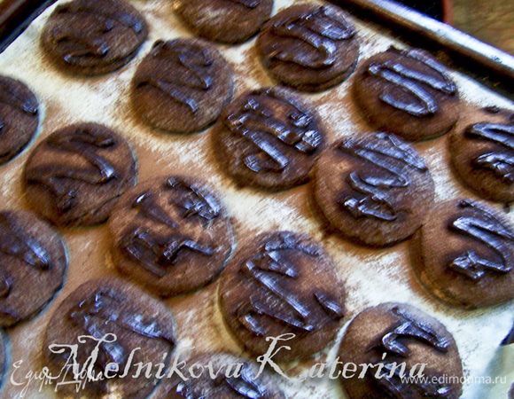 Затем растопить шоколад в 2 ст.л. молока и украсить каждый талер. 
Приятного аппетита! 