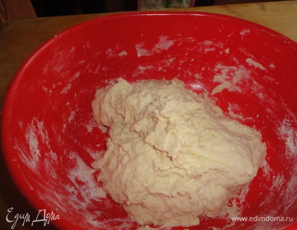Приготовить тесто: для этого смешать молочную сыворотку с водой , вбить 1 яйцо, добавить сахар, соль и соду.
Влить 2 столовые ложки растительного масла, добавить муку. Замесить мягкое тесто.