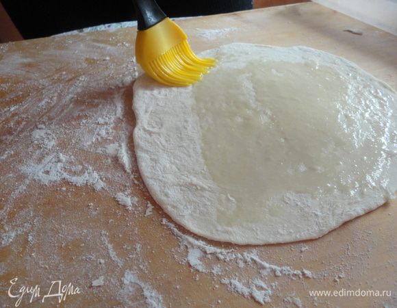 Смазать растительным маслом.