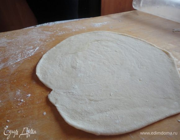 Улитку раскатать скалкой лепешкой.