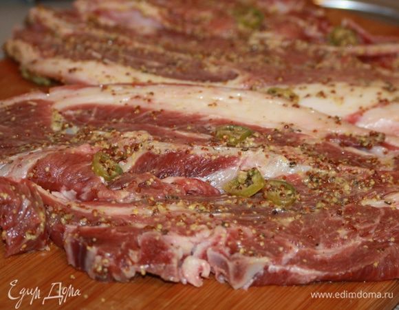 Смешать ингредиенты для маринада и хорошо натереть мясо.