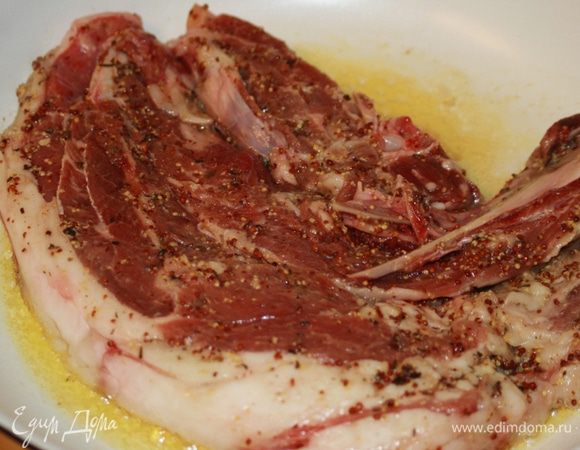 Приготовление: сковороду раскалить и растопить в ней сливочное масло. Мясо посолить и дать постоять минут 10.
Затем обжарить на раскаленной сковороде по 2-3 минуты на каждой стороне.