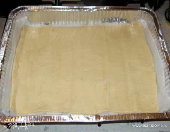 На присыпанной мукой поверхности или непосредственно в форме для пиццы (22-24 см диаметром), смазанной оливковым маслом, раскатать тесто. (Если форма с бортами,смазать маслом и бортики). Если оно очень эластичное, не держит форму и сжимается после раскатывания, дать ему постоять несколько минут и снова раскатать. Подготовленное таким образом тесто позволит получить тонкую пиццу.