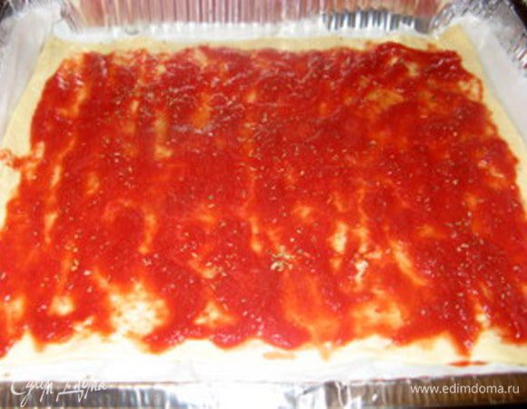 Разогреть духовку до 250-260°. Смазать поверхность пиццы томатным пюре, присыпать орегано, сбрызнуть оливковым маслом, слегка посолить и поперчить (это мы обогатили вкусом томатное пюре).