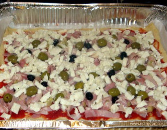 ...моцареллу, нарезанную на мелкие кусочки или кубики. Приправить ещё раз солью и перцем, сбрызнуть оливковым маслом. Выпекать 10-15 минут.