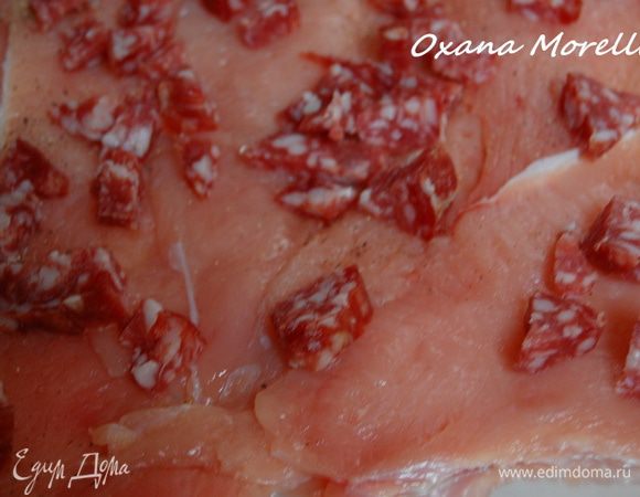 На мясо выложить кусочки салями.