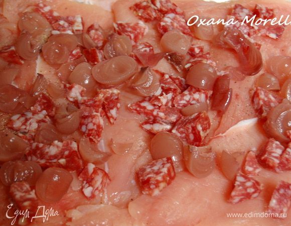 Затем нарезаем кусочками овощи.