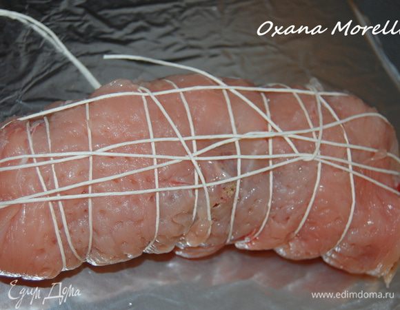 Сформировать рулет и обматать шпагатом.