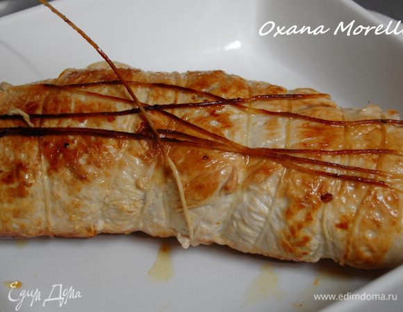 Обжариваем рулет на сковороде с оливковым маслом до золотистой корочки,поперчить,посолить.