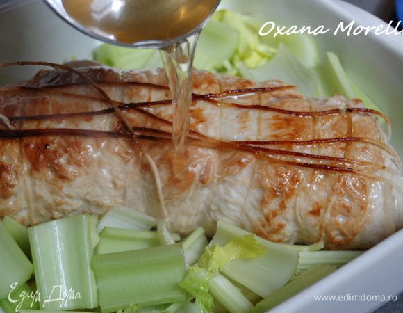 Затем выкладываем на керамический противень и добавляем нарезанный крупно сельдерей,поливаем горячим бульоном.