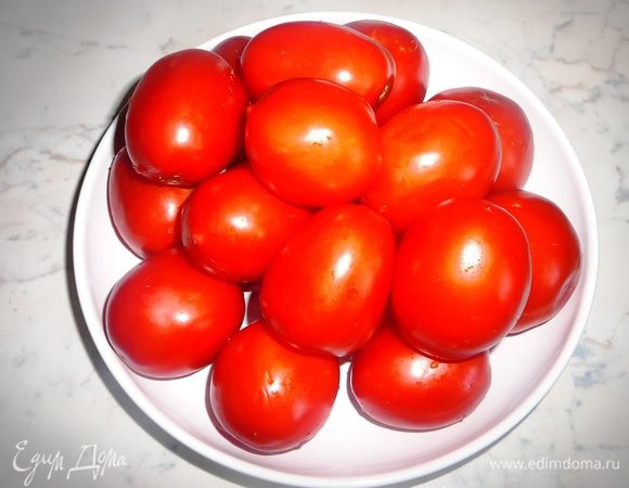 Спелые мясистые помидоры небольшого размера хорошо вымыть.
