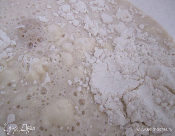 Для теста. Смешать теплую воду и молоко(по желанию молоко можно заменить водой), добавить 1 ст.л. муки, сахар, дрожжи. оставить на 10 минут. Всыпать муку, добавить оливковое масло. 