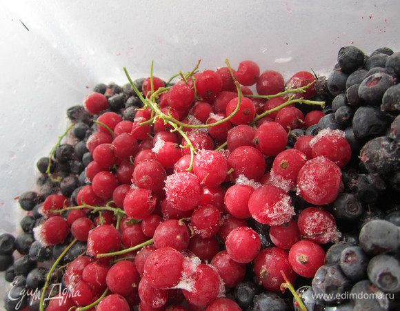 Для начинки можно использовать мороженые ягоды.