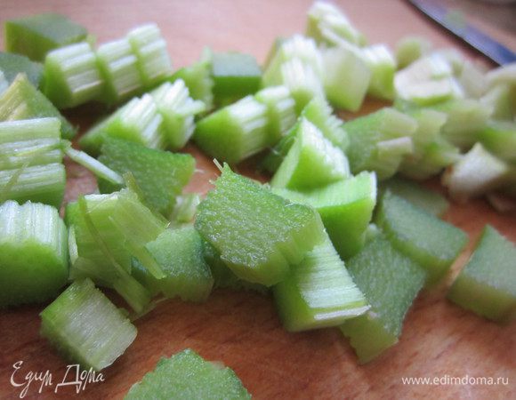 Ревень порезать кусочками, добавить к ягодам.