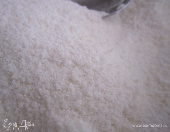 Сахар смешать с крахмалом.