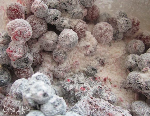 Добавить к ягодам, хорошо перемешать.