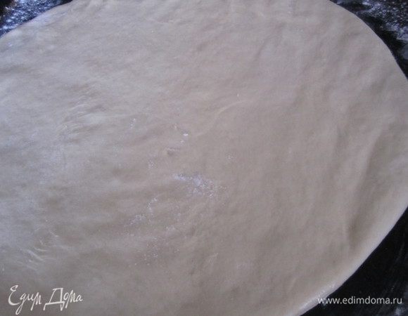 Тесто разровнять в круг, небольшой кусочек оставить для украшения. Противень застелить пергаментом или немного посыпать мукой.