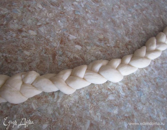 Из оставшегося теста сплести косичку.