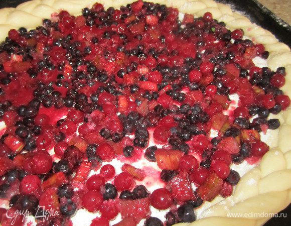 Тесто посыпать смесью сахара и крахмала. Выложить начинку.