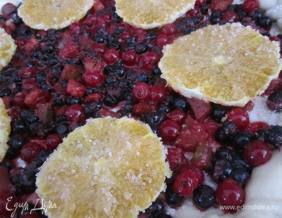 Мокнув в сахар выложить на ягоды.