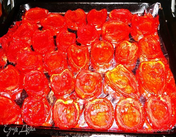 Выложить на противень на пергаментную бумагу или фольгу, посыпать крупной солью и свежемолотым перцем, в каждый помидор налить по несколько капель оливкового  масла. Духовку разогреть до 80-100 градусов и поставить противень в духовку. Дверцу держать приоткрытой, что бы влага быстрее испарялась. 