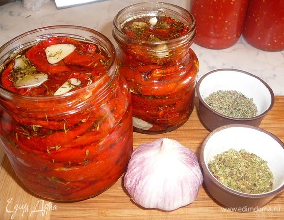 Готовые охлажденные помидоры выкладываем в банки, прослаивая чесноком и ароматными травами (тимьян, орегано, розмарин и т.п.). Сверху залить оливковым маслом так, чтобы помидоры были полностью в масле, иначе они будут портиться. Хранятся вяленые помидоры около 6 месяцев (в холодильнике).