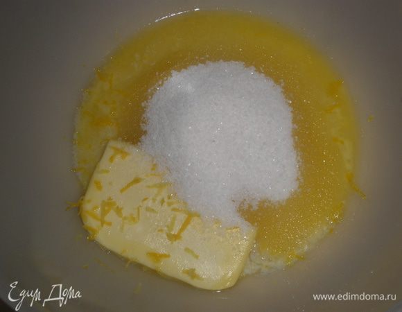 Масло смешать с цедрой и сахаром. Все как следует растереть. 