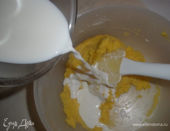 Влить молоко и 3 столовые ложки лимонного сока. Еще раз все перемешать. 