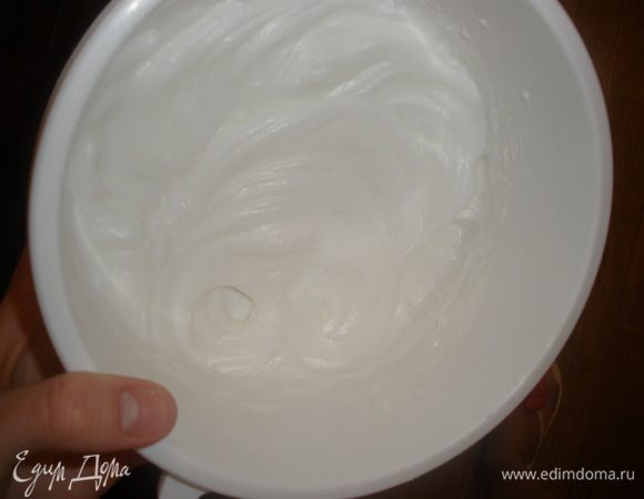 Белки взбить с щипоткой соли до состояния крепких пиков. 