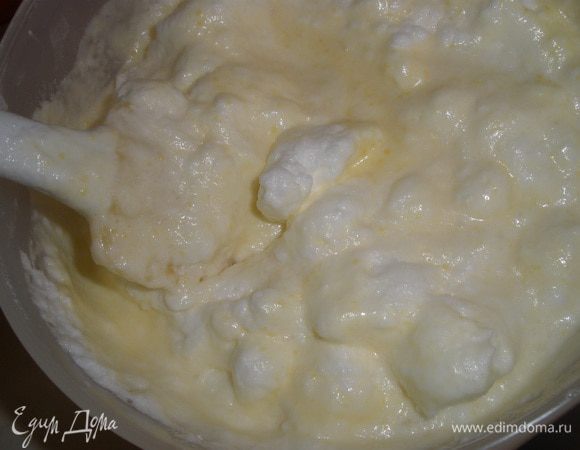 ОЧЕНЬ аккуратно ввести белки в основную массу (но не наоборот), пудингу необходим белковый воздух. 