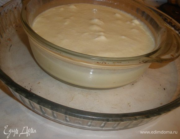 Выложить смесь в стеклянную форму,смазанную сливочным маслом. Эту форму поставить в другую и влить в нее воду, примерно на 1/3 от дна. Выпекать 35 минут при температуре 200 градусов. 