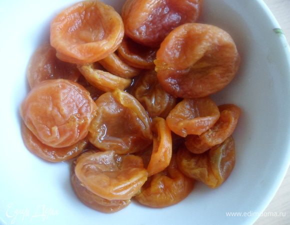 Курагу промыть и залить ромом. Вымачивать курагу в роме 2-3 часа.