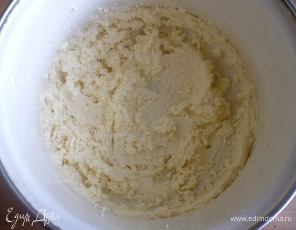 Для приготовления теста берем сливочное масло и сахар и взбиваем до получения однородной массы.