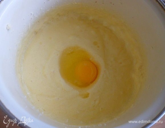 Добавляем по одному яйца, каждый раз хорошо взбивая миксером.