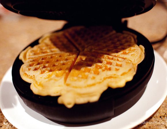 Просейте муку, добавьте соль, сахар, ванилин и разрыхлитель теста (на упаковке обычно указывается на какое кол-во муки ). Отделите желтки от белков, взбейте их с молоком и сливочным маслом.<br />
Добавьте молочную смесь в муку. Белки взбейте в крепкую пену и добавьте их в общую массу. Так как я пекла вафли впервые, то совсем не знала, сколько теста нужно наливать. Поэтому на всякий случай поставила вафельницу на тарелку, чтобы не запачкать столешницу. Но я все же правильно рассчитала дозировку. Главное — нужно начать с центра и не доливать до самых краев. Прикройте крышкой, сразу вы почувствуете невероятно вкусный аромат. У меня температура стояла на максимуме, поэтому вафли зарумянились буквально через 2 минуты. Для следующей порции я все-таки уменьшила мощность, поэтому времени ушло на приготовление около 5–8 минут. Зато в этот раз вафли отлично пропеклись внутри.