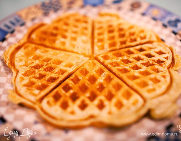 Каждую порцию я вынимала на отдельную тарелку. Вафли через несколько минут остывали и становились хрустящие. С помощью острого ножа вафли уберите «окантовку».
