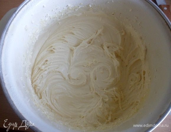 Добавляем муку и снова хорошо взбиваем