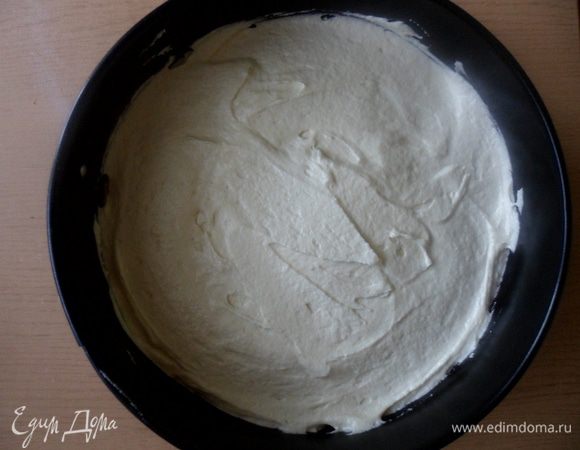 и заливаем тестом. Ставим в разогретую до 200 градусов духовку и выпекаем 40-45 минут.