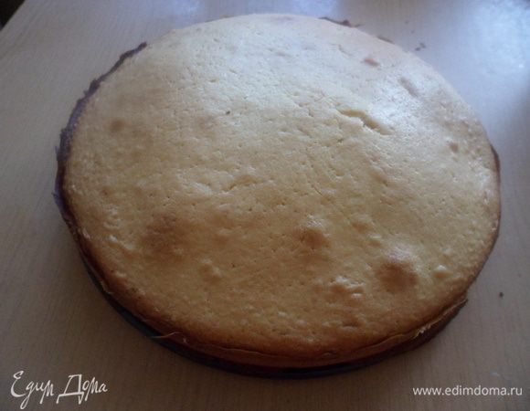 Готовый пирог вынуть из духовки, дать остыть и вынуть из формы.