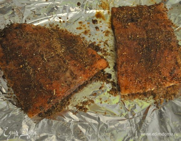  Подготовить противень с фольгой. Семгу достать из маринада,обсыпать с 2х сторон миксом специй из плошки и выложить на противень семгу.